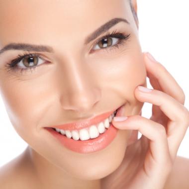 Ako mať rovné zuby rýchlo, pohodlne a bez drôtov v ústach? Je tu neviditeľný strojček na zuby.